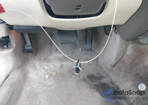 2005 Lincoln Town Car Signature Limited from USA, damaged, VIN 1LNHM82W55Y643908